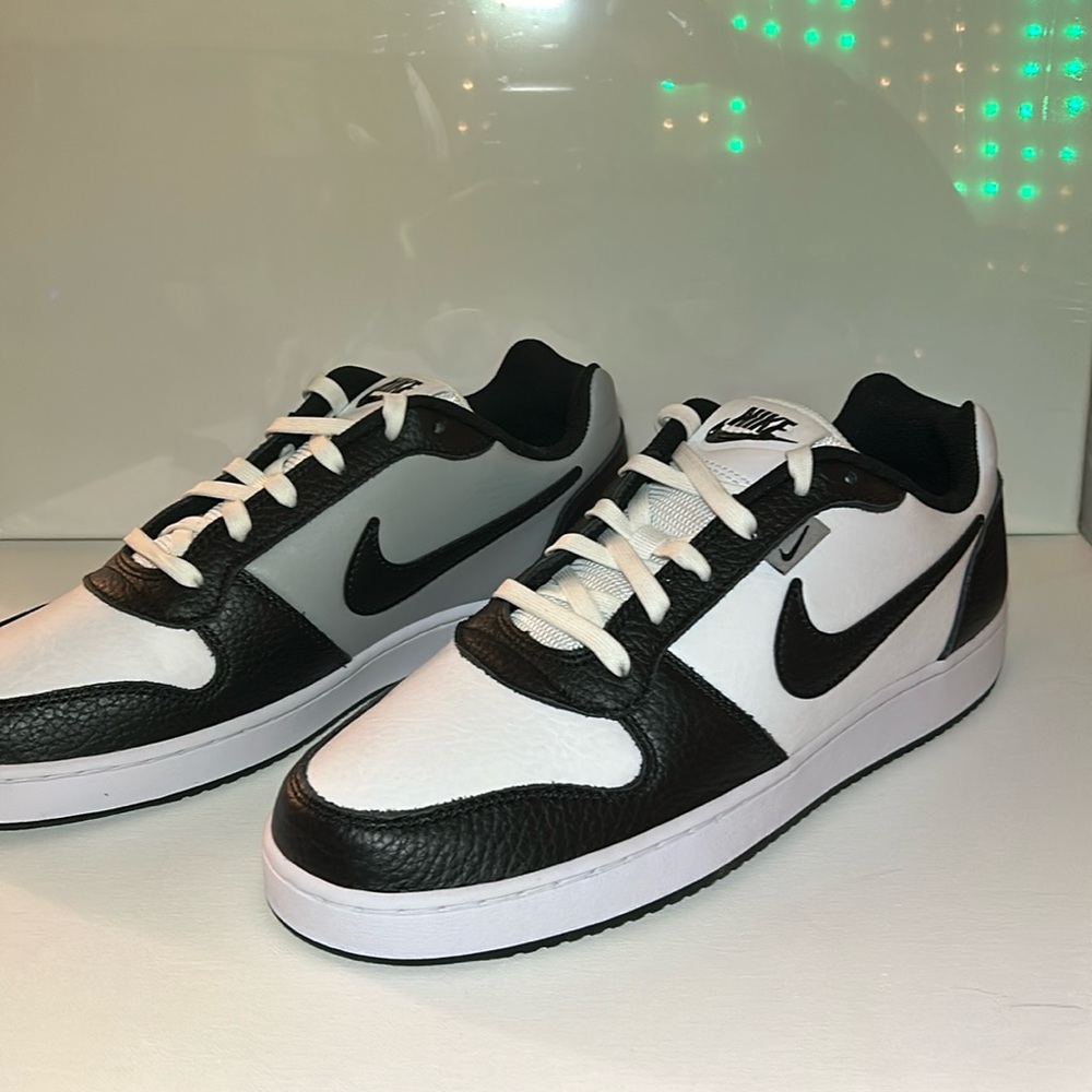 NWOT NIKE Ebernon low prem/ Size 10 men